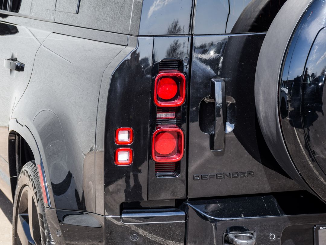 2024 Land Rover Defender 110 P400 X-Dynamic SE, Toronto, Cash