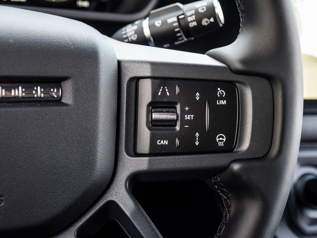 2025 Land Rover Defender 110 P400 X-Dynamic SE, Toronto, Cash