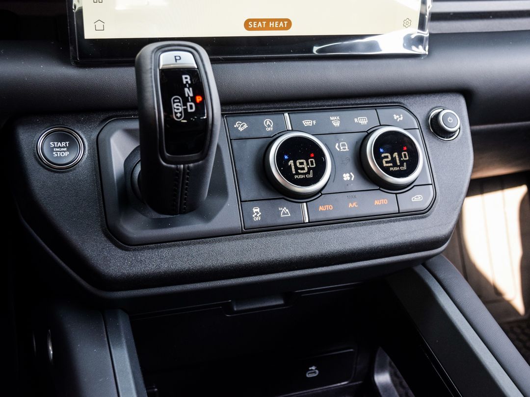 2025 Land Rover Defender 110 P400 X-Dynamic SE, Toronto, Cash