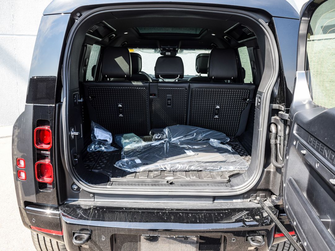 2025 Land Rover Defender 110 P400 X-Dynamic SE, Toronto, Cash