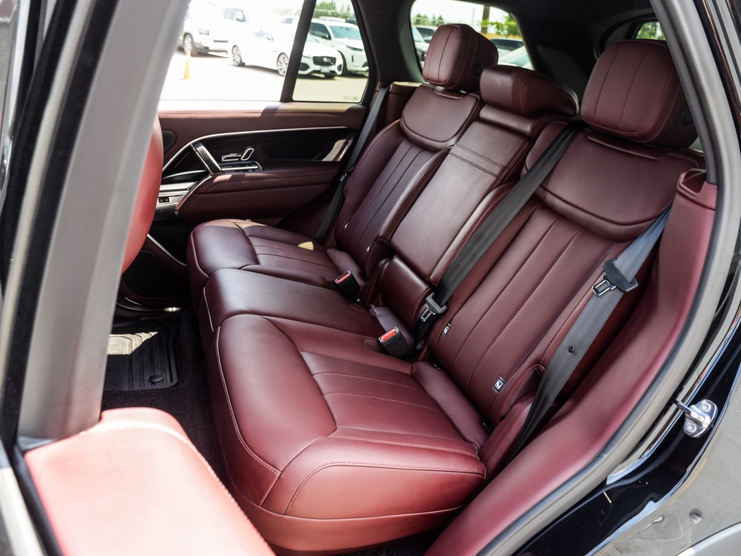 2024 Land Rover Range Rover P550e SE SWB, Toronto, Cash