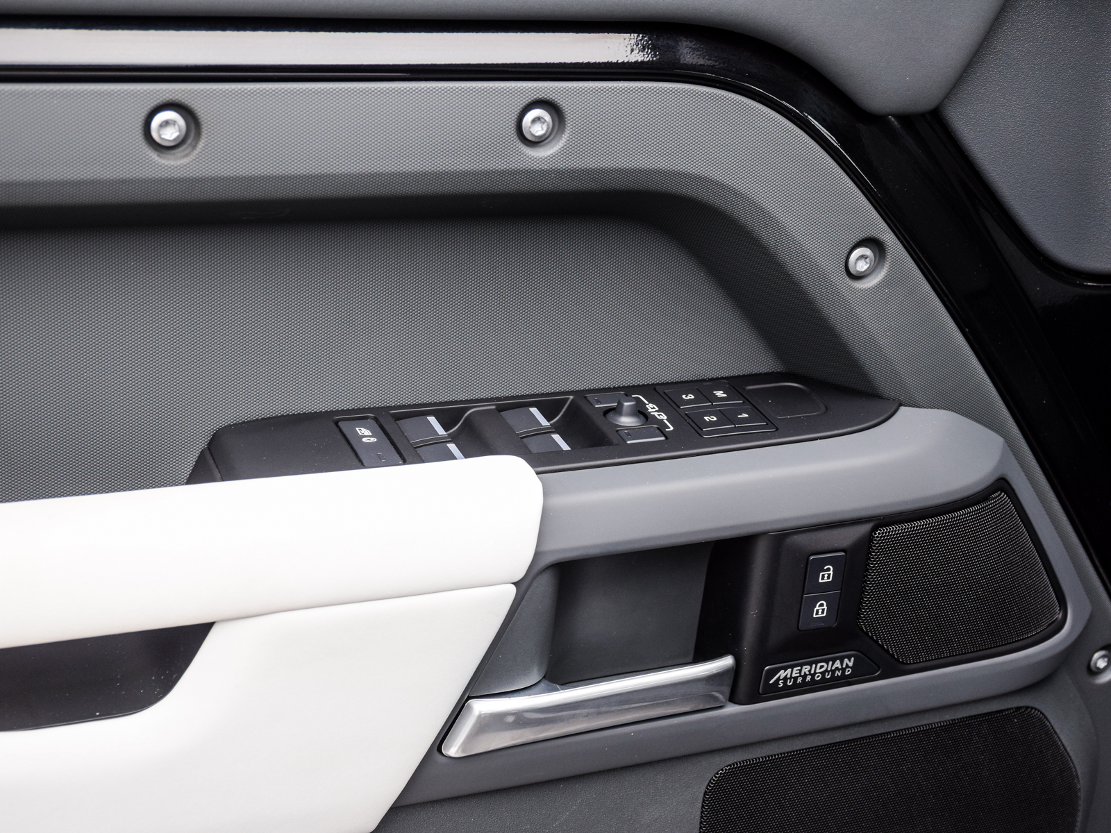 2025 Land Rover Defender 110 P400 X-Dynamic SE, Toronto, Cash